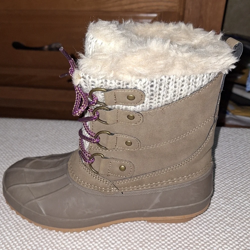 Khombu Kerigan Brown Fur-Lined Winter Boots with Purple Laces